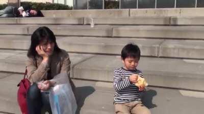 Speed at which child looses his food to bird.