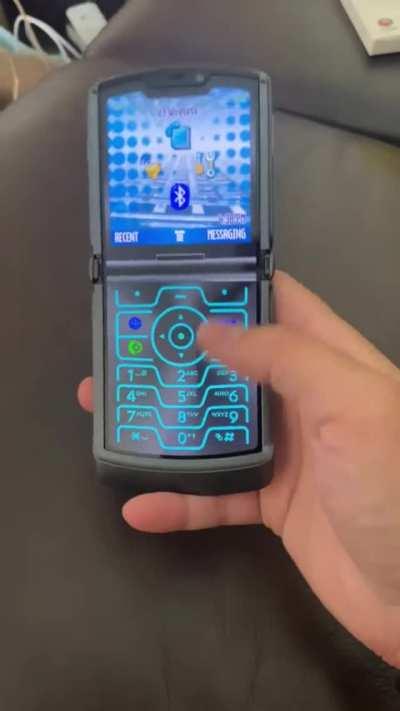 App transforms new Razr into old Razr