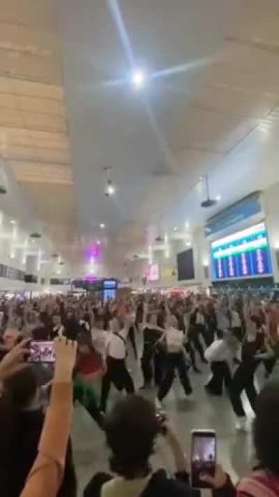 Los estudiantes de la UNA (Universidad Nacional de Arte) y la izquierda hicieron un piquete en la estación de ONCE en hora pico para bailar música de Lali. Ahora seguro que se ganan el apoyo de los laburantes.