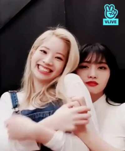 Twice - Momo getting handsy with Dahyun!