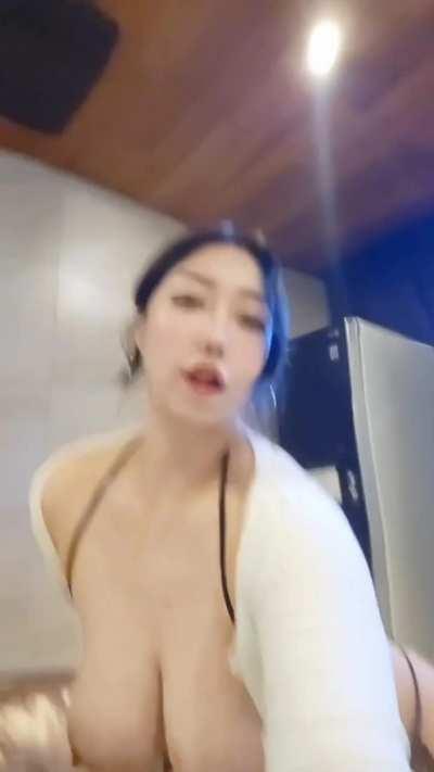 Sexy kbj shaking her goodies