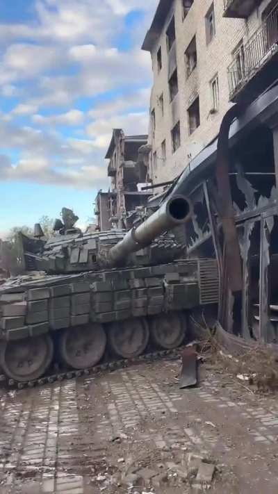 Ukrainian tank commander of the 54th Mechanized Brigade filmed his T-72b3m. Siversk region. November 2024.