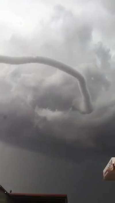 🔥 Fascinating (and terrifying) video of a Tornado forming. Filmed in Chihuahua, Mexico May, 2017