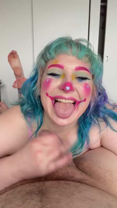 A chubby clown girl offers you head, wyd? 