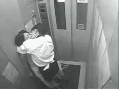 Woman takes the elevator [FA-1173]