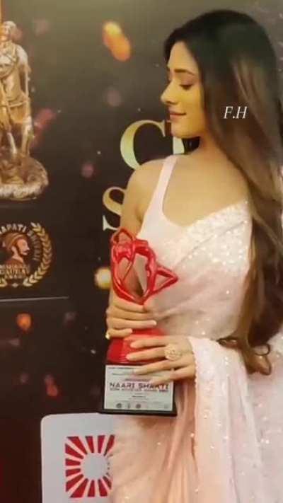 Hiba Nawab recieves an award, but she also gifts some fappable visuals to her fans 🔥❤️