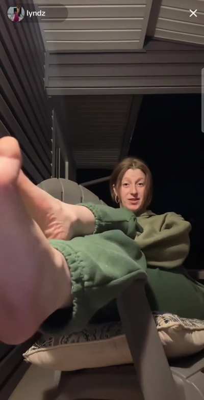 26 y/o shows her soles live on her porch 