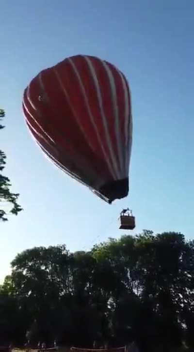 Man accidentally tied to a rising hot air ballon