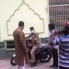 AIMIM corporator Mohammad Murtaza threatens and intimidates policemen outside a mosque