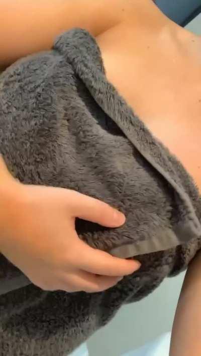 Revealing what’s hiding under my towel 👀 [OC]