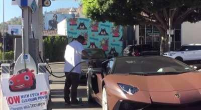 Enjoy this video of La Flame getting gas.😄 Have a good day ragers. 🌵