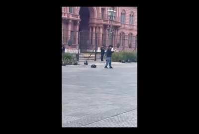 Apareció un tipo afuera de la casa rosada leyendo la biblia en voz alta