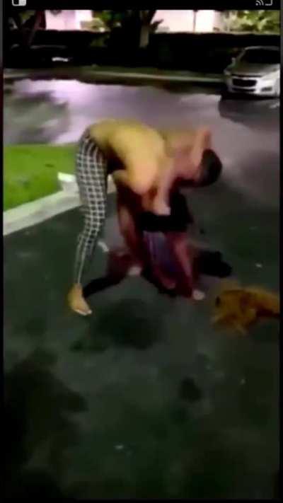 Yet more boobs flopping in another ghetto street fight