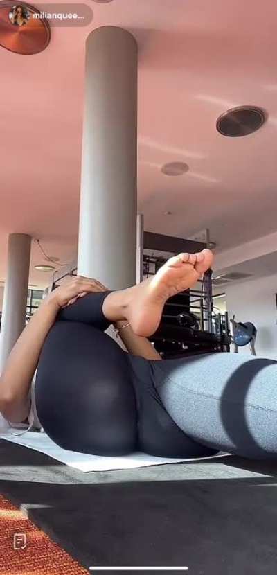 Milianqueen07 showing her soles and toes while working out