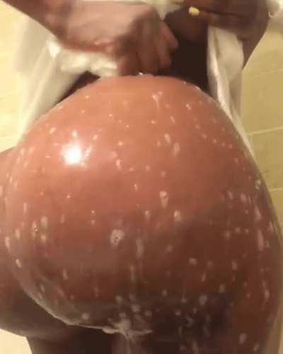 Wet and juicy 💦🍑