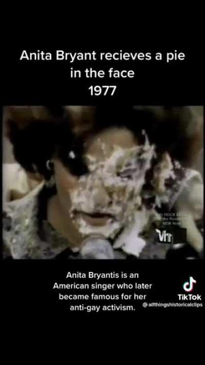 45 years ago anti-gay activist was pied on national television by a gay guy pretending to be a reporter 🥰