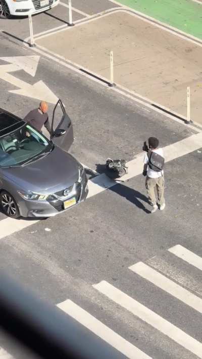 Short but sweet midtown NYC fisticuffs 