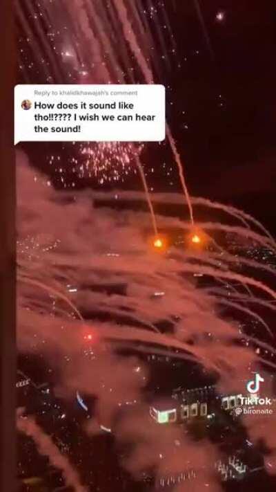 How nye fireworks look from inside burj khalifa (someone asked on the sub a few days) (credits:tiktok???)