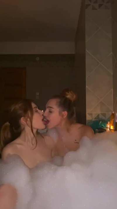 2 Girls In A Bubble Bath