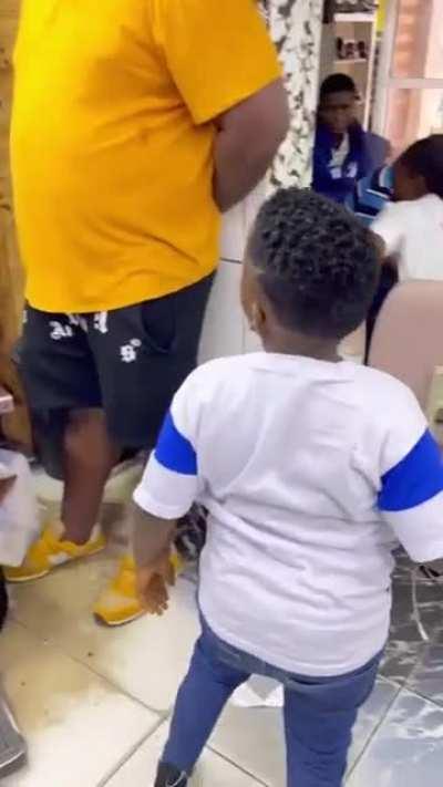 Sleeping kid thinks his barber just kissed him… the injustice! 💈