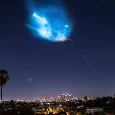 SpaceX falcon 9 leaving Earth's atmosphere and created a &quot;Twilight Phenomenon&quot;