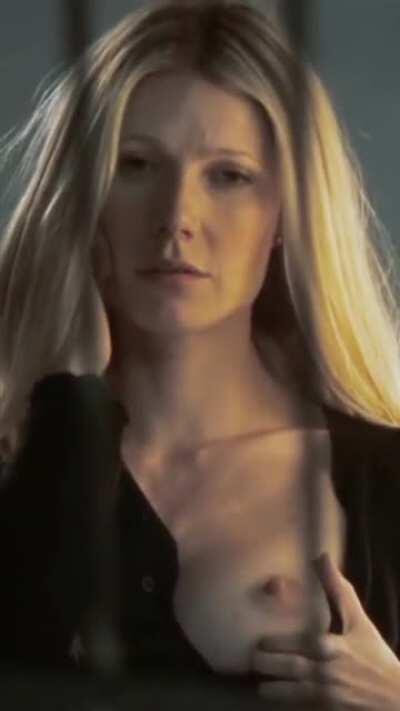 Gwyneth Paltrow Showing her boob