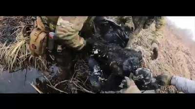 Company Group Team evacuating the remains of a downed Ukranian MI-24s crew and patrolling on the border with the Russian Belgorod region (graphic)