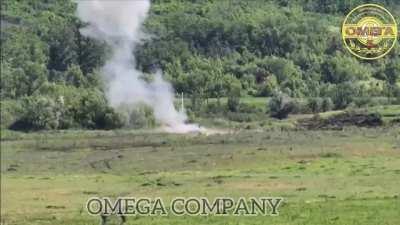 Ukrainian FGM-148 Javelin destroys a Russian BMP near Avdiivka (Music from source)