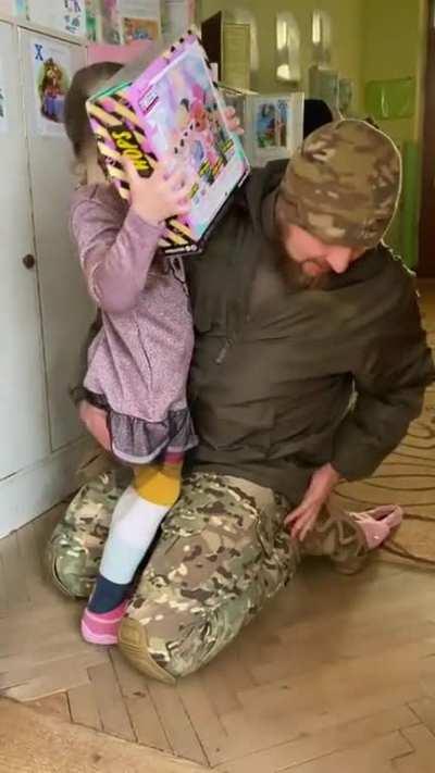 Dad comes home from war to surprise his daughter at school (No Music - Sound On)