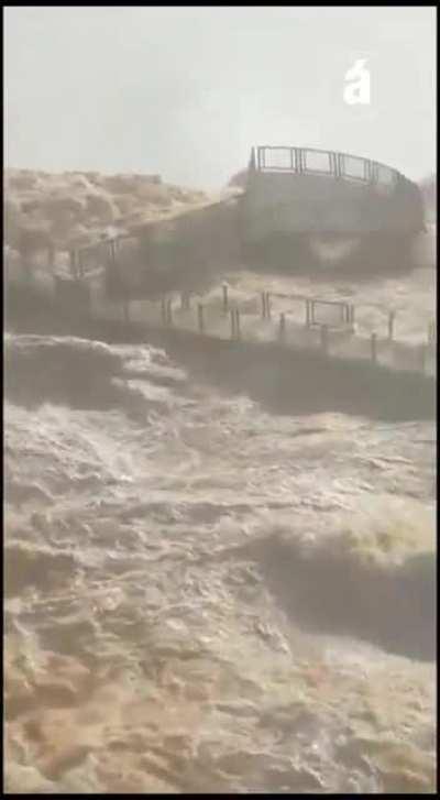 🔥 Argentina: SHOCKING RISE IN THE IGUAZÚ FALLS 👉 The National Park, which was closed, will reopen today, but the Devil's Throat circuit will remain closed