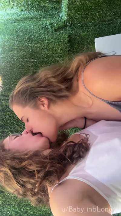 Hot lesbian kissing