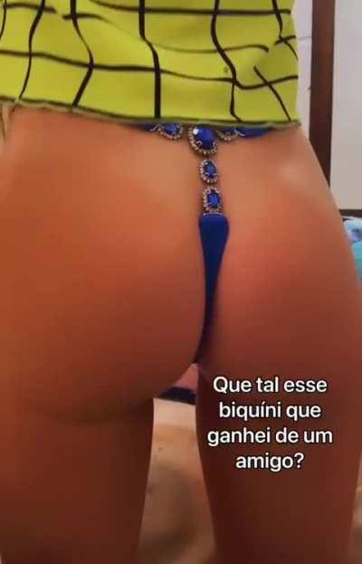 Modelo julinha aribando o vestidinho