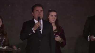 Ali Babacan: Bütün bu güzel çalışmalara istikamet veren, ilham kaynağı olan, çok değerli Fetullah Gülen Hoca Efendimize burada şükranlarımı sunmak istiyorum. Kendilerine saygılarımızı, hürmetlerimizi, sizlerin huzurlarında buradan iletmek istiyorum. Tarih