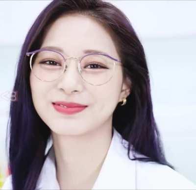 211117 - Tzuyu with glasses