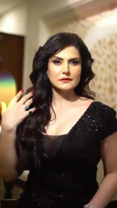 Zareen Khan's milfy body!