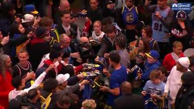 [Highlight] Steph signing a ton of autographs before the Warriors-Bulls game.