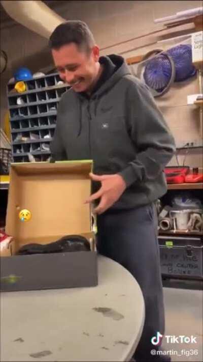 This bro's reaction to a gift