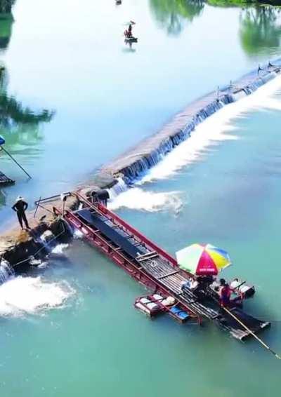 Ingenious way to Climb the river with Wood Rafts