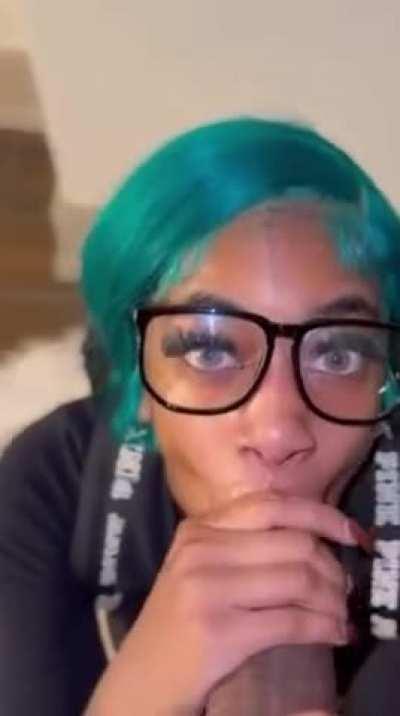 Nerdy ebony thot sucks bbc