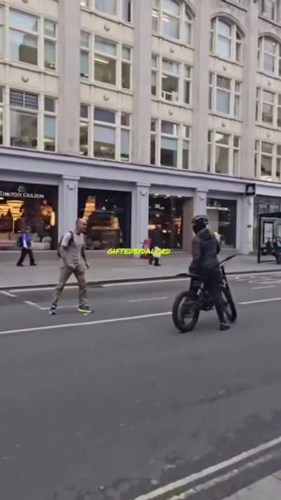 Phone Thief With A Rambo Knife Confronted By A Member Of The Public In London