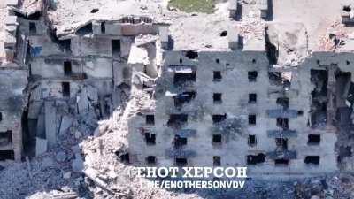 Russian troops setting up flag in captured district of Chasov Yar