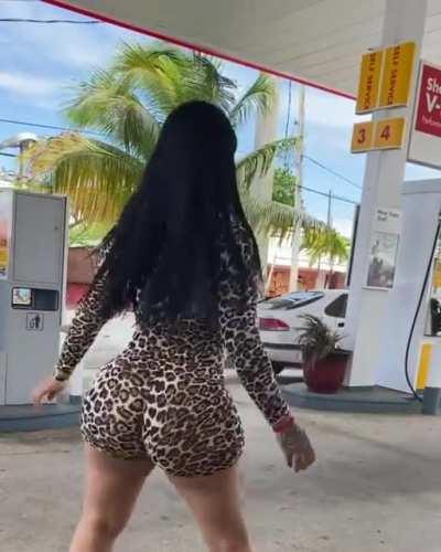 Twerking at the gas station ⛽️