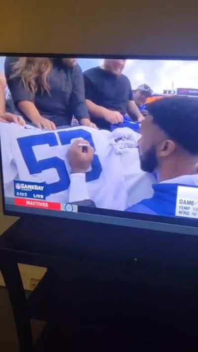 This NFL player signing an invisible autograph