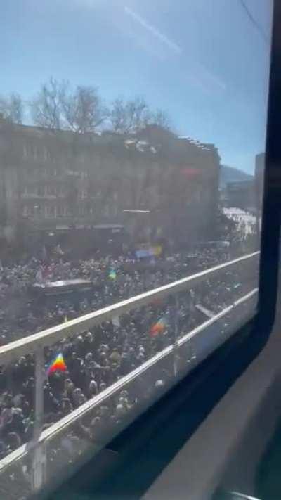 🇺🇦🇨🇭 Twenty thousand people protesting in Bern, Switzerland's capital, because the government has not imposed sanctions on Russia