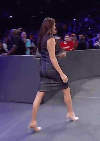 Imagine being in the ring seeing her stroll her way to the ring wearing that I coudnt contain myself