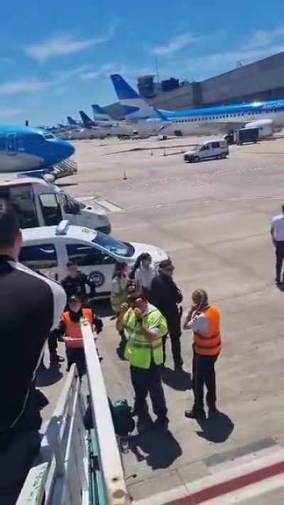 2 horas y media retenidos en el avión por decisión de gremialistas, para usarnos en su negociación. Nos quejamos y nos dejaron salir, pero el equipaje en 4horas