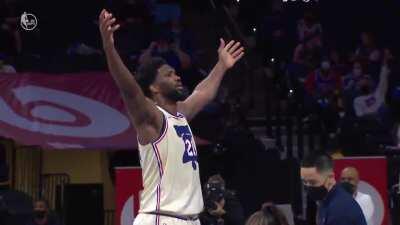 [Highlight] Embiid basks in the glory of the home 76ers fans after the and-one