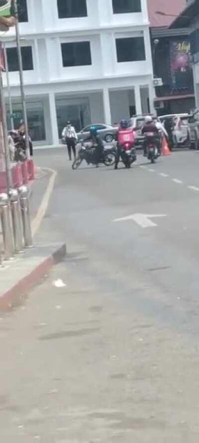 WCGW.....disobeying traffic police