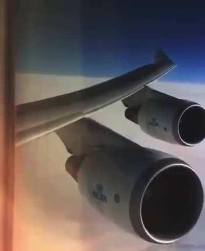 Boeing 747 wing flex during turbulence