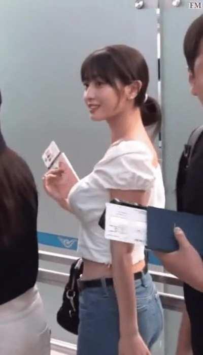 Momo in jeans